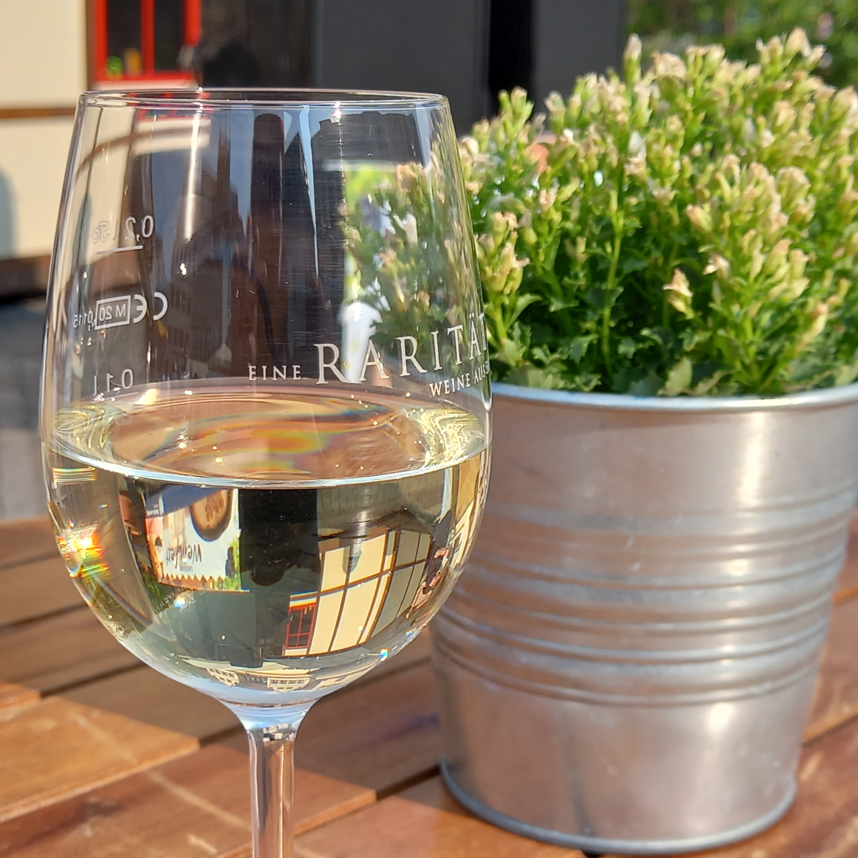   Entspannt Wein trinken | Noch bis zum Sonntag findet auf dem Markt das Leipziger Weinfest statt  