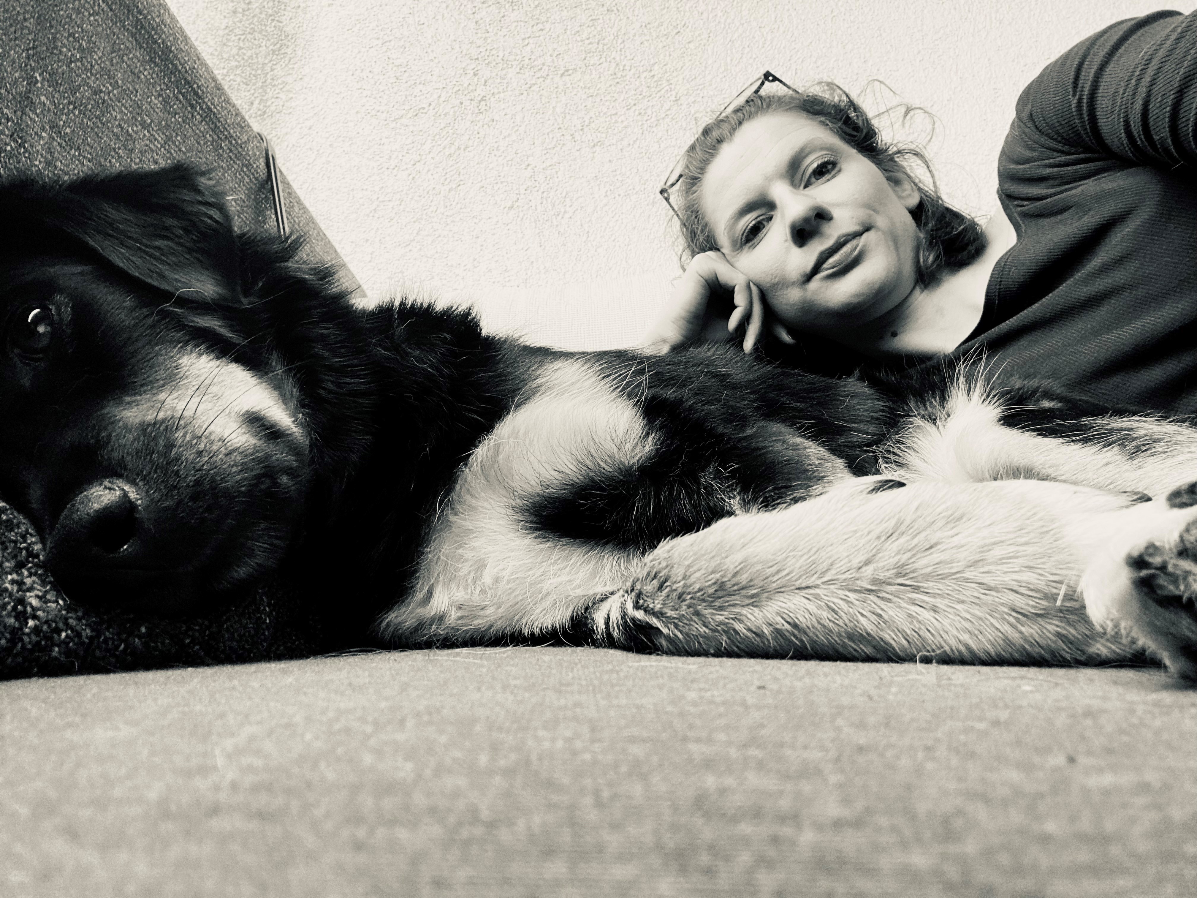 schwarz-weiß Foto von Karina Weisheit und Hund