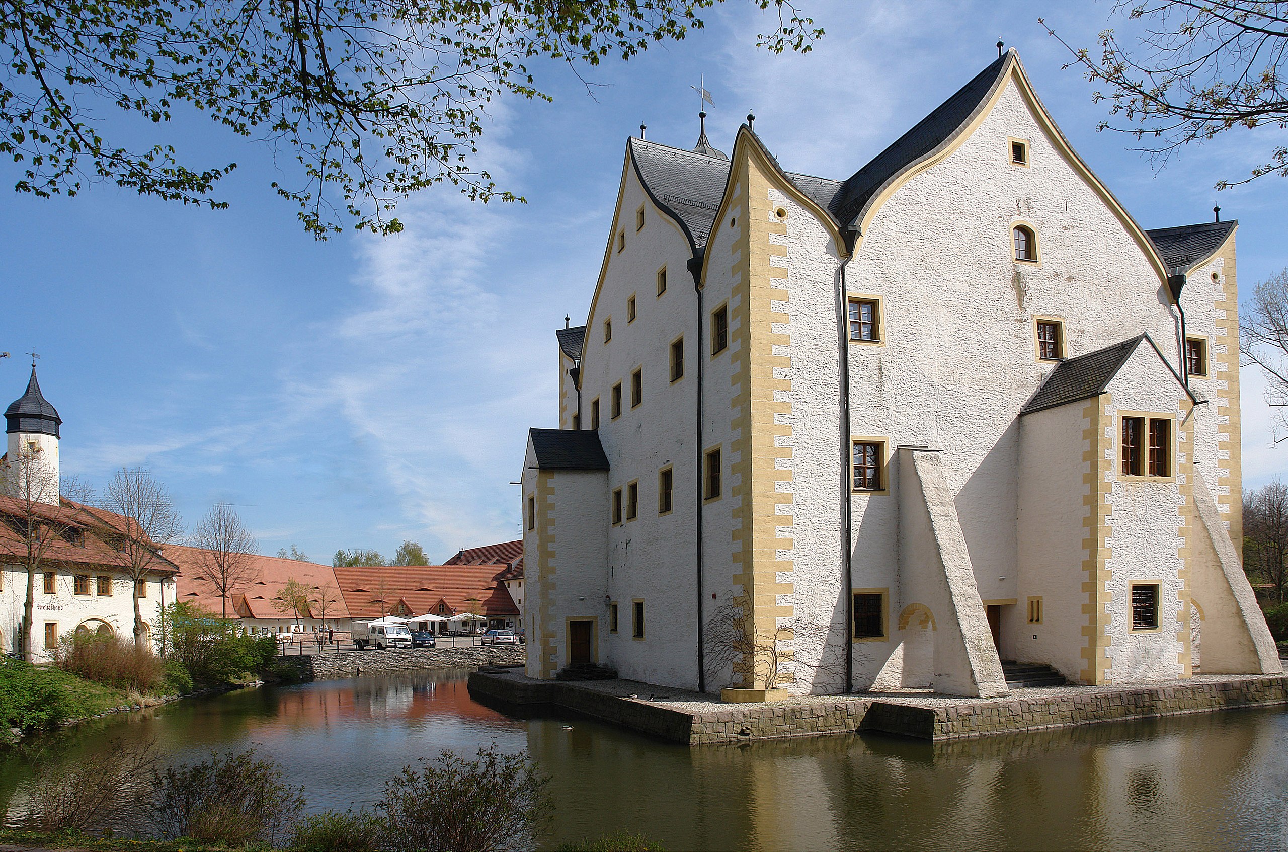   Ein Schloss zum Pilgern, Radeln, Kreativsein |  Im und am Wasserschloss Klaffenbach kann man sich berieseln lassen oder selbst aktiv werden  