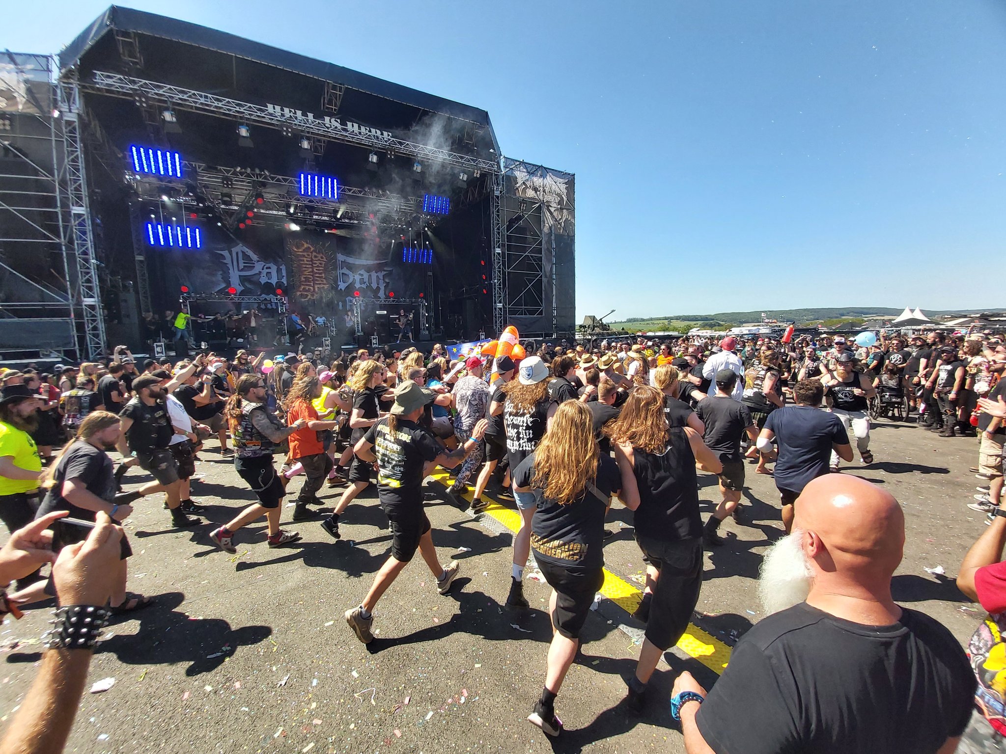   Geselligkeit bei Gitarrenmusik | Partysan: Das Extrem-Metal-Fest tobte im Gegensatz zum Wacken-Open-Air bei bestem Wetter  