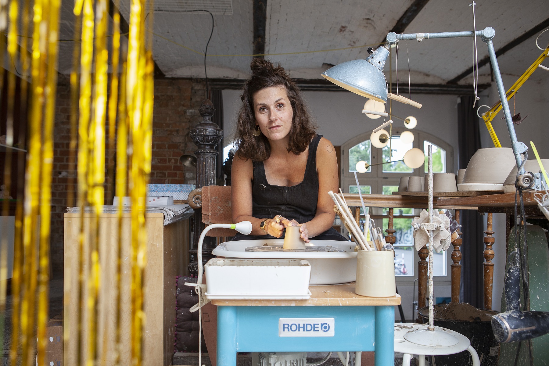   Die Alltagsverschönerin | Filigran und minimalistisch: In der »Tischkultur« verkauft Tanja Hildebrand ihr selbst gefertigtes Geschirr  