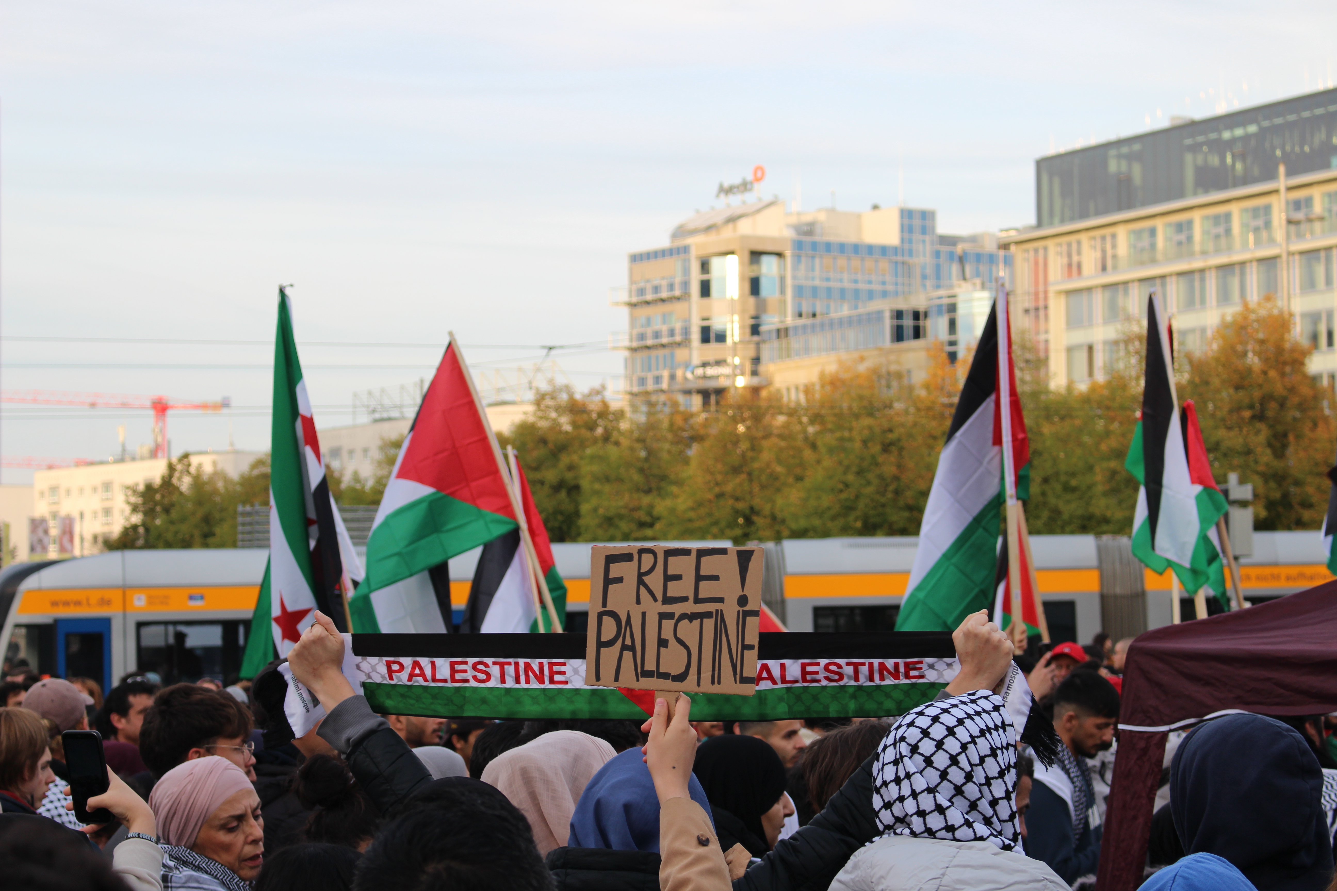   Pro-Palästina-Demo in Leipzig | Am Mittwoch drückten über 400 Menschen ihre Solidarität mit Palästina aus. Die Polizei prüft die Redebeiträge.  