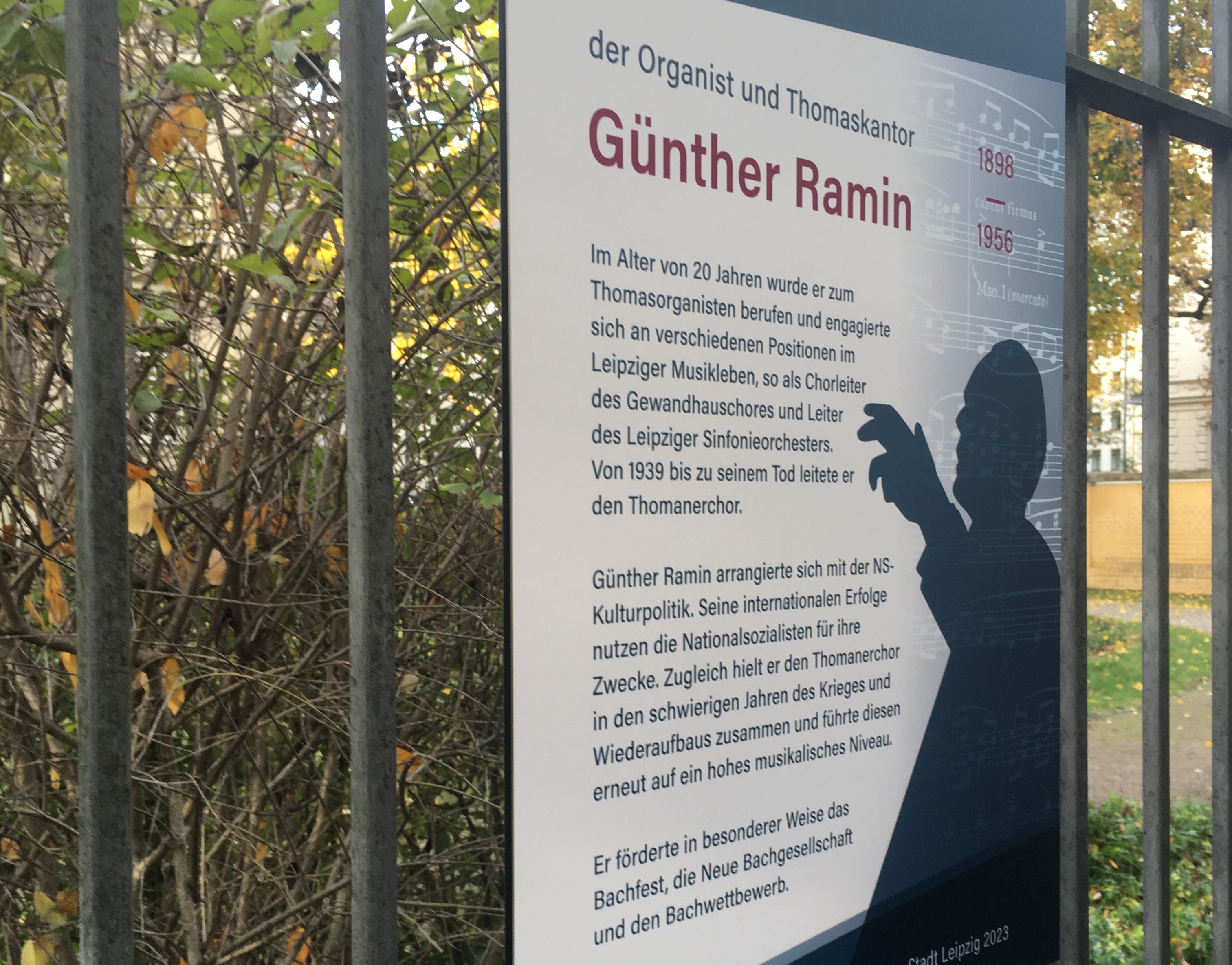   Städtische Amnesie | Wie eine Gedenktafel für den ehemaligen Thomaskantor Günther Ramin städtische Lücken des Erinnerns aufzeigt – ein Kommentar  