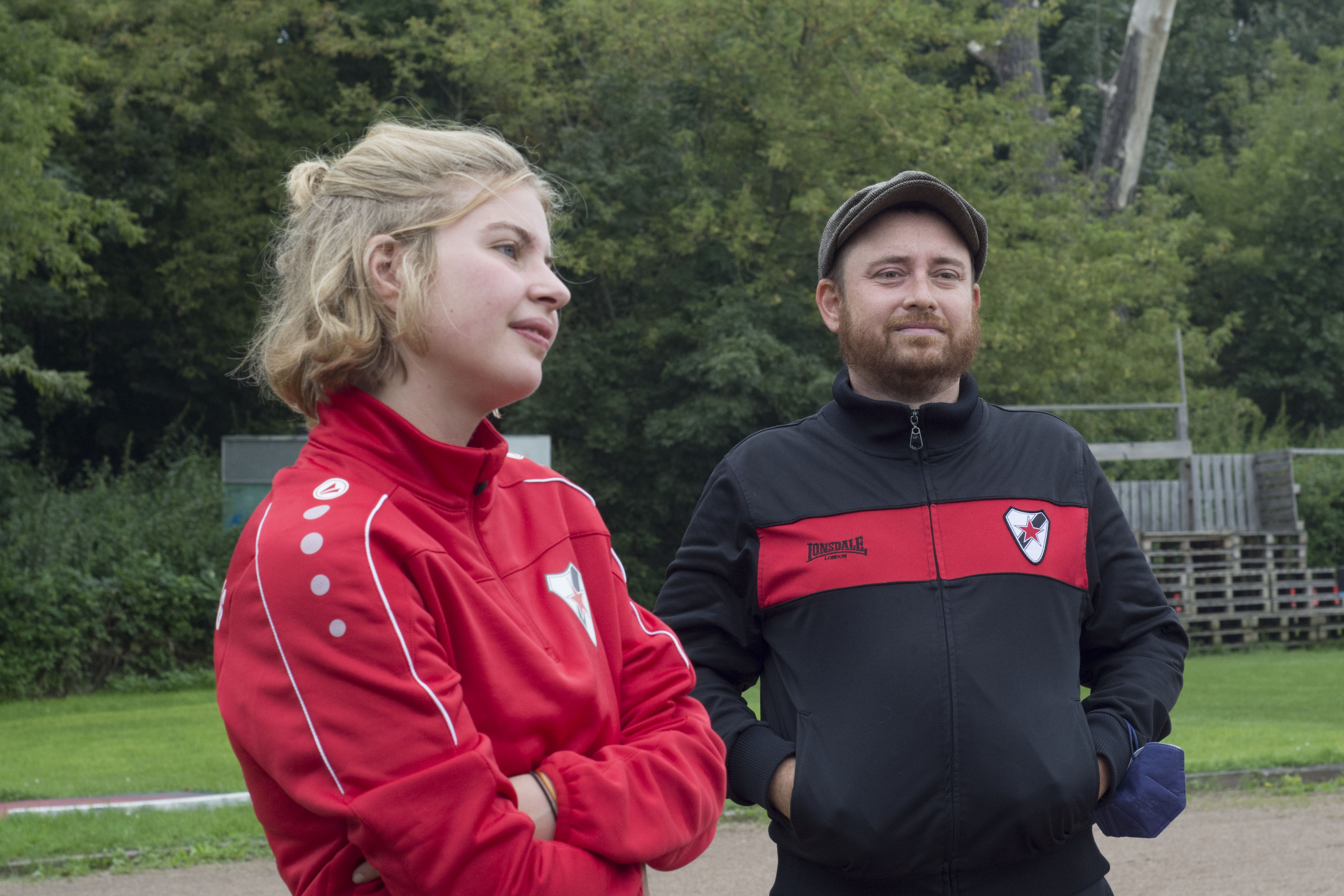   Parkverbot auf dem Rasen | Thekla Funke und Johannes Duschka trainieren die D-Jugend-Mädchen vom Roten Stern Leipzig – und wollen Fußball kindgerecht vermitteln  