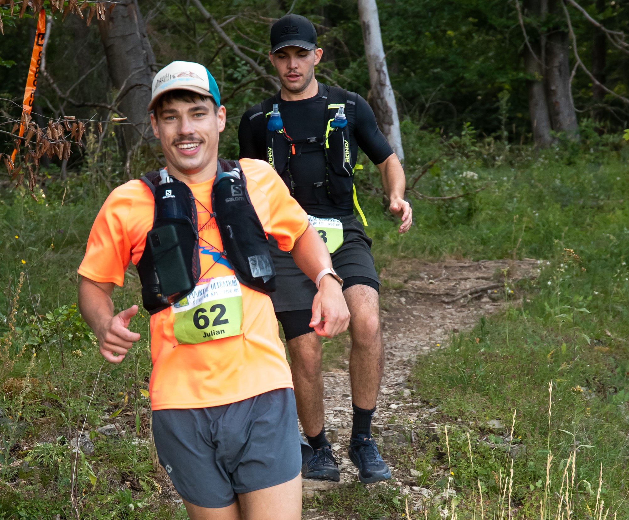   »Je mehr Spenden zusammenkommen, desto weiter laufen wir« | Die Gründer von »4eachother« Julian Eichberger und Manuel Hillenmeyer stellen sich einem Ultramarathon -  für einen Schulbau in Uganda  