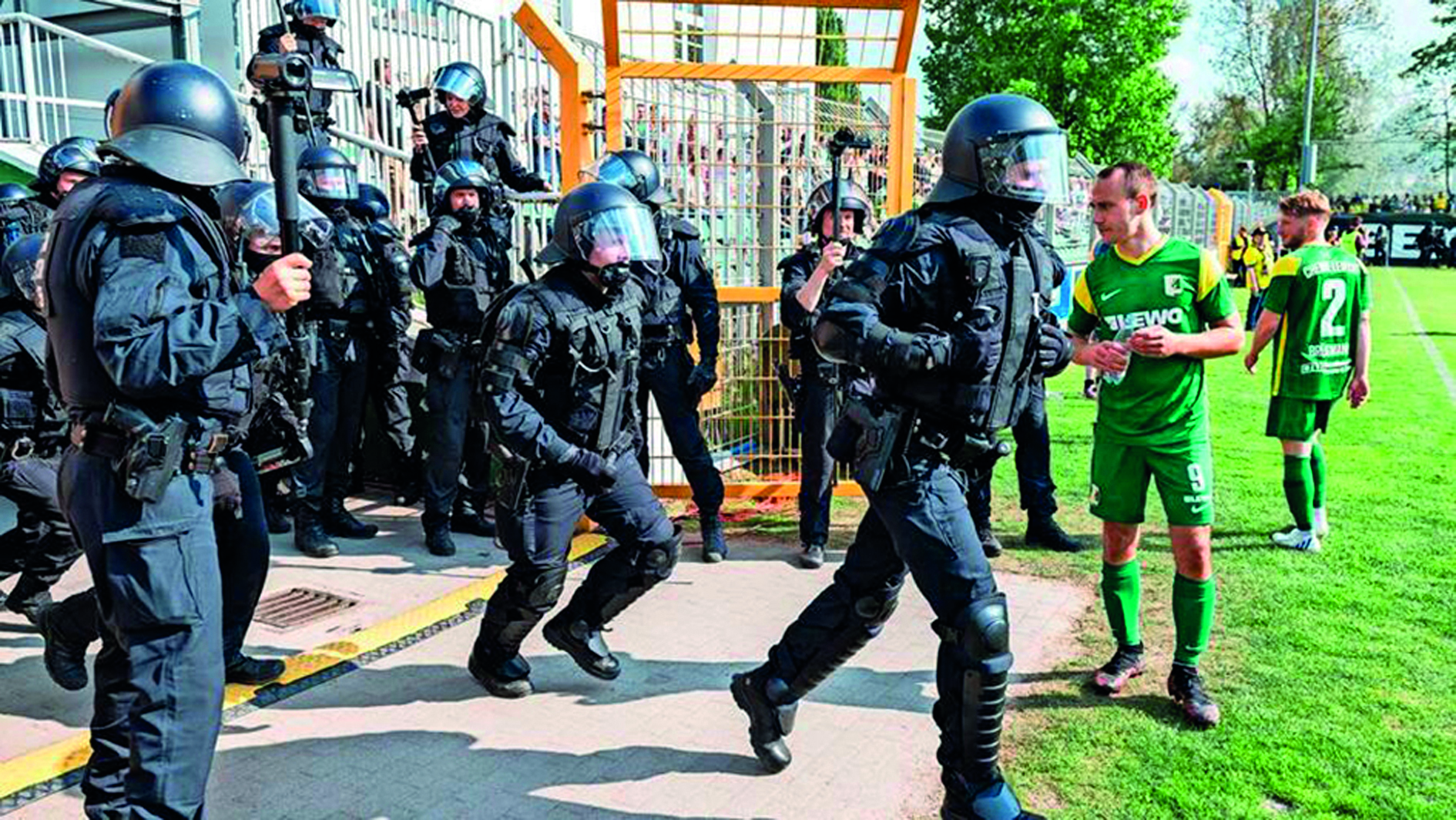   Zwei Jahre Nachspielzeit | Ein Prozess wirft neues Licht auf den Polizeieinsatz und die Ausschreitungen im Derby zwischen Chemie und Lok Leipzig im Mai 2022  