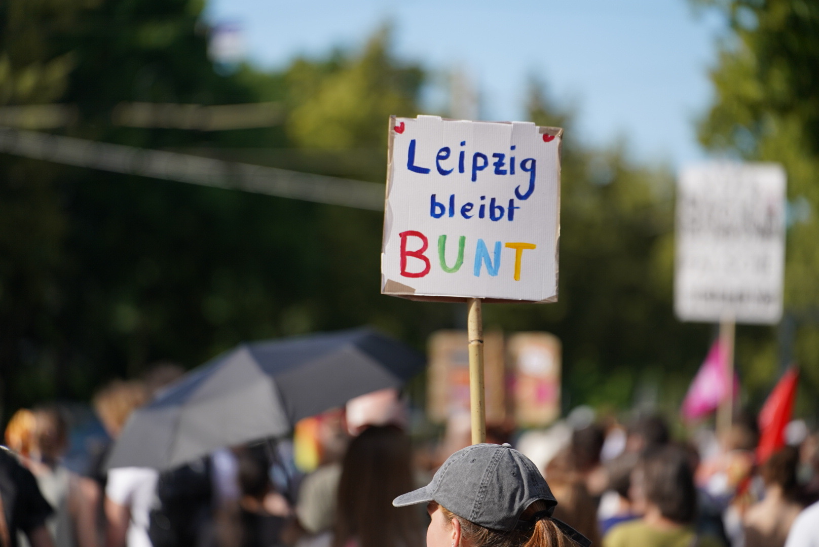   Laut die Demokratie feiern | Das Bündnis Hand in Hand Leipzig ruft am Sonntag zur Großdemonstration auf  