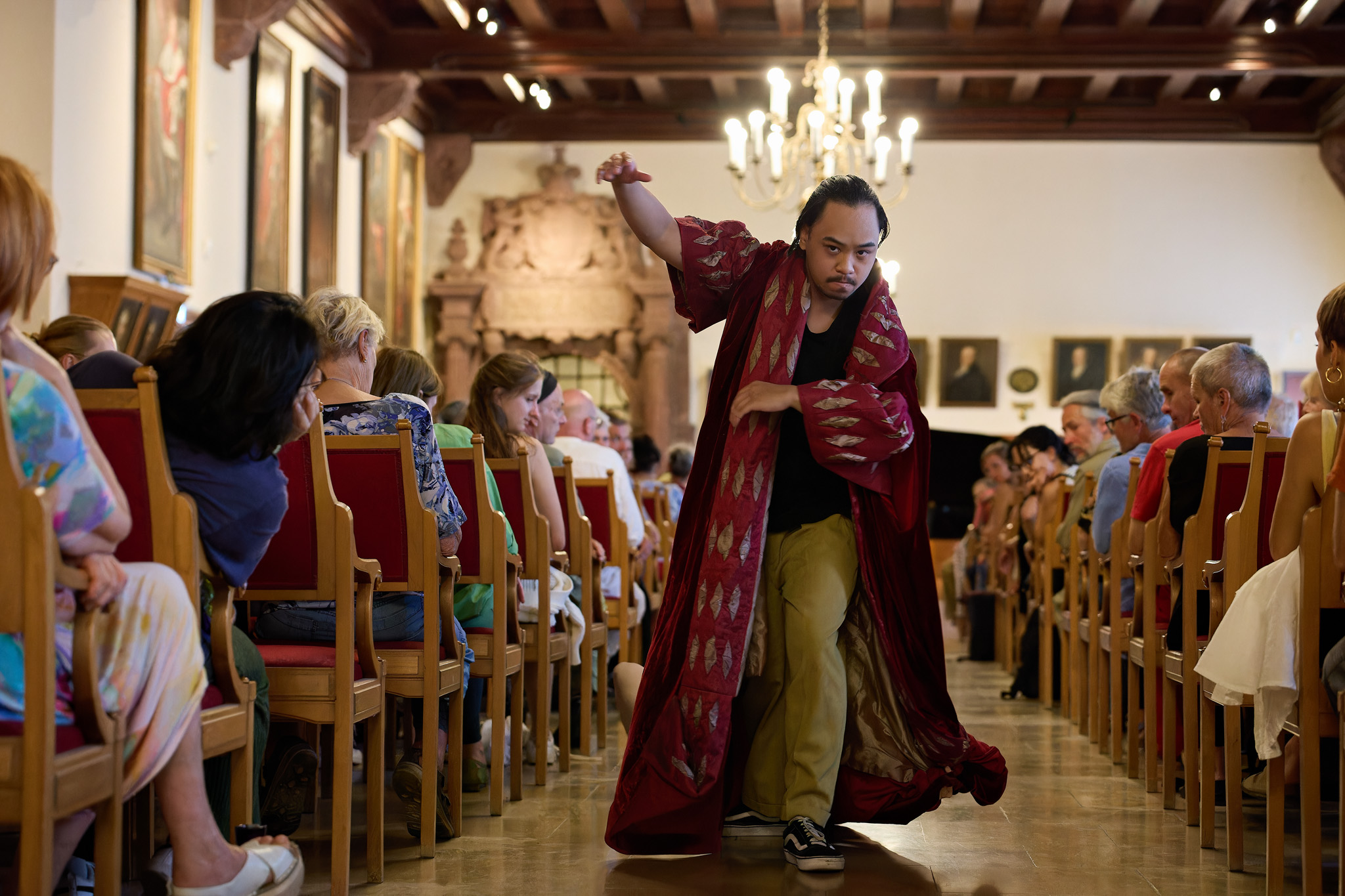   Toleranztraining im erfrischenden Sinne | Tanzperformance im Alten Rathaus zwischen Tradition und Moderne  