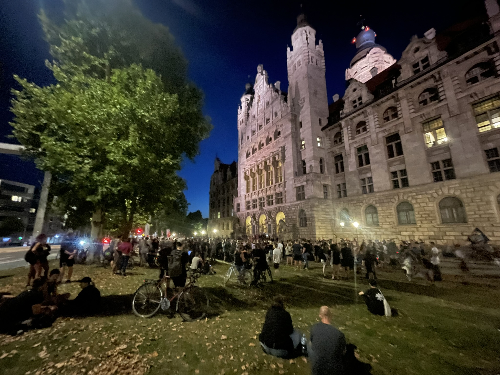   Immerhin nicht Thüringen | Die Stimmung in Leipzig schwankt angesichts der Landtagswahlergebnisse zwischen Enttäuschung, Wut und Hoffnung. Ein Wahlabend.  