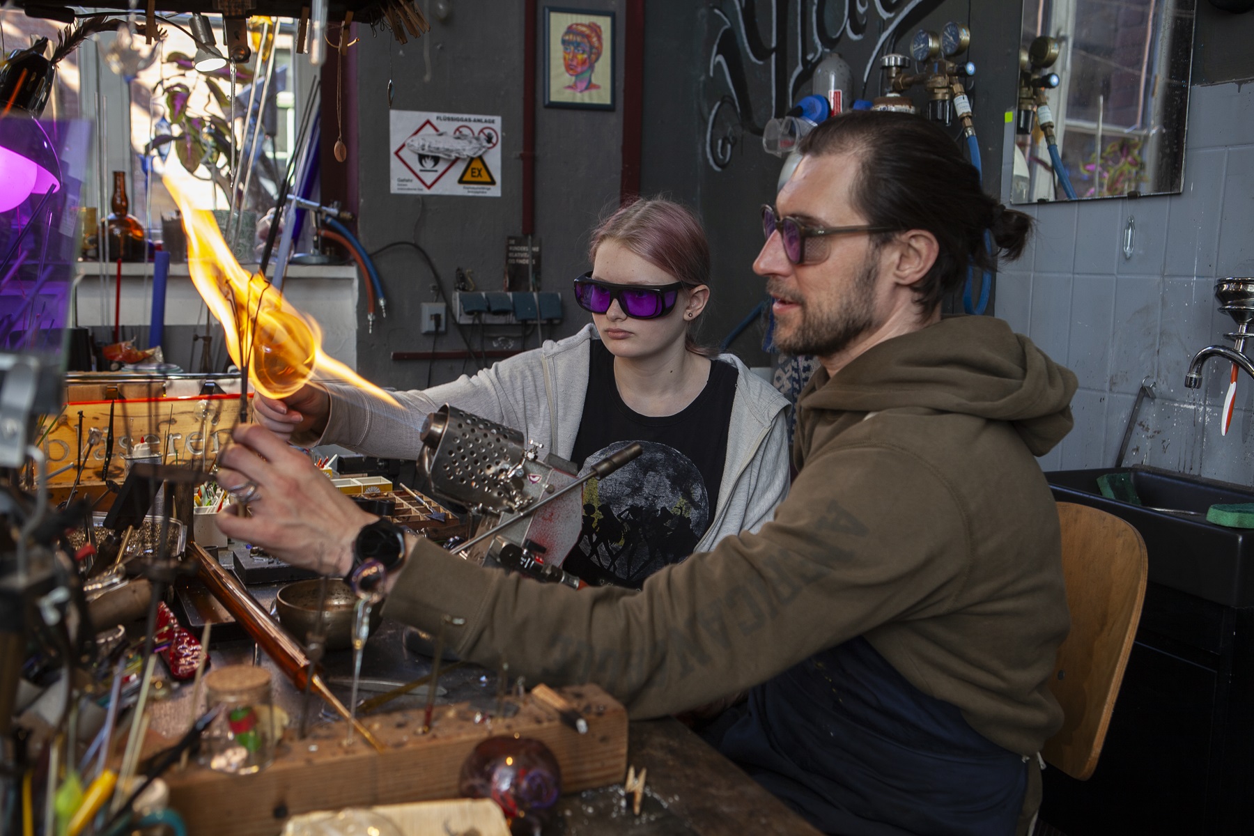   So biegsam wie zerbrechlich | In seiner Werkstatt im Werk 2 zeigt der Glasbläser Gleb Gukajlo Interessierten, worauf es bei seinem Handwerk ankommt  