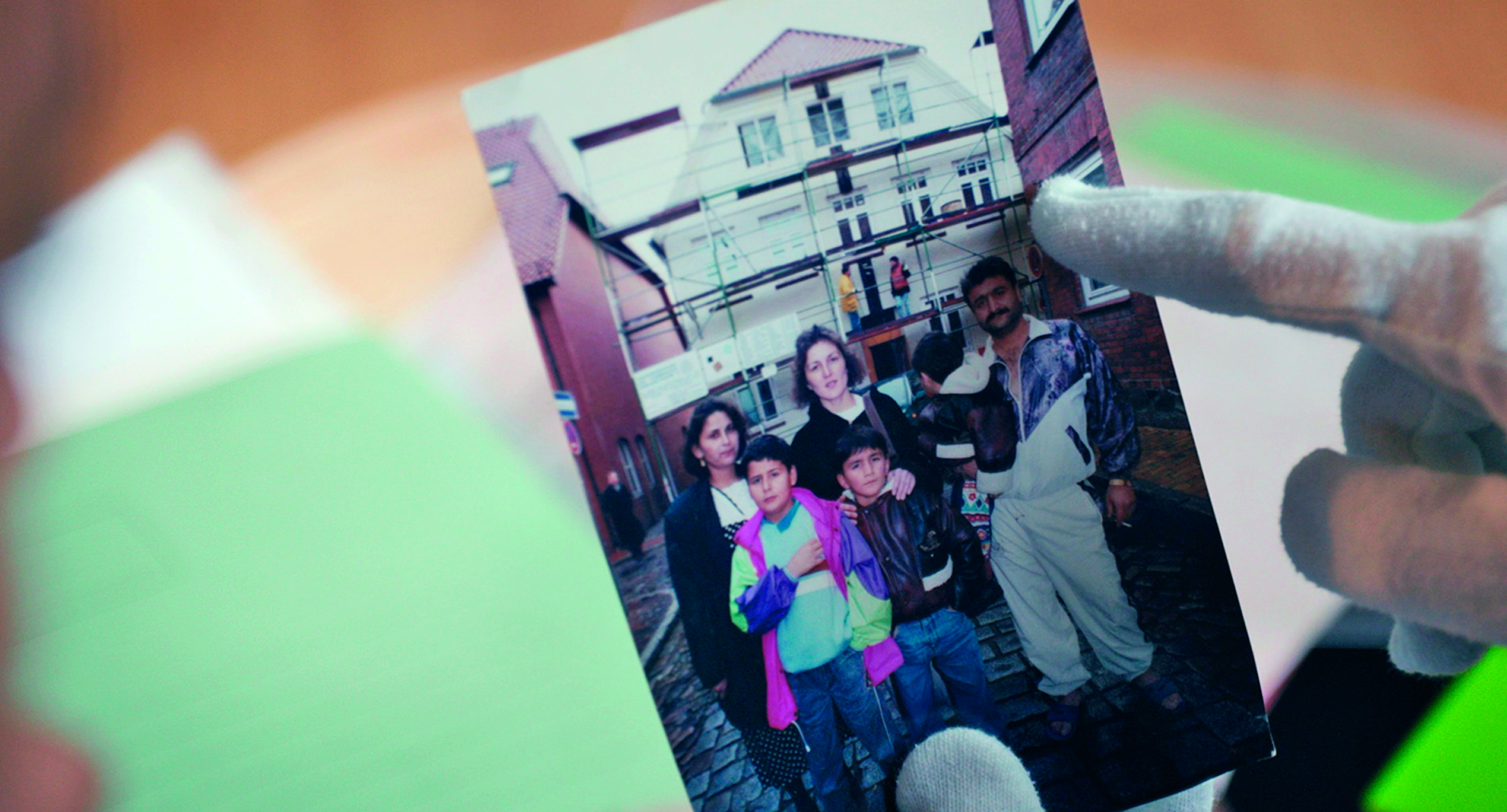   Anschlag nach dem Anschlag | Zwei Dokus zeigen, wie Politik und Behörden das Leid der Überlebenden von Mölln und Hanau vergrößerten  