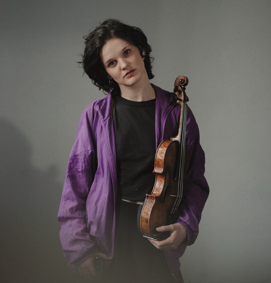   »Vibratoren habe ich fünf, sechs Stück, alle klingen unterschiedlich« | Ronja Sophie Putz über ihr Debüt mit Neuer Musik und die Reinigung der Wahrnehmung  