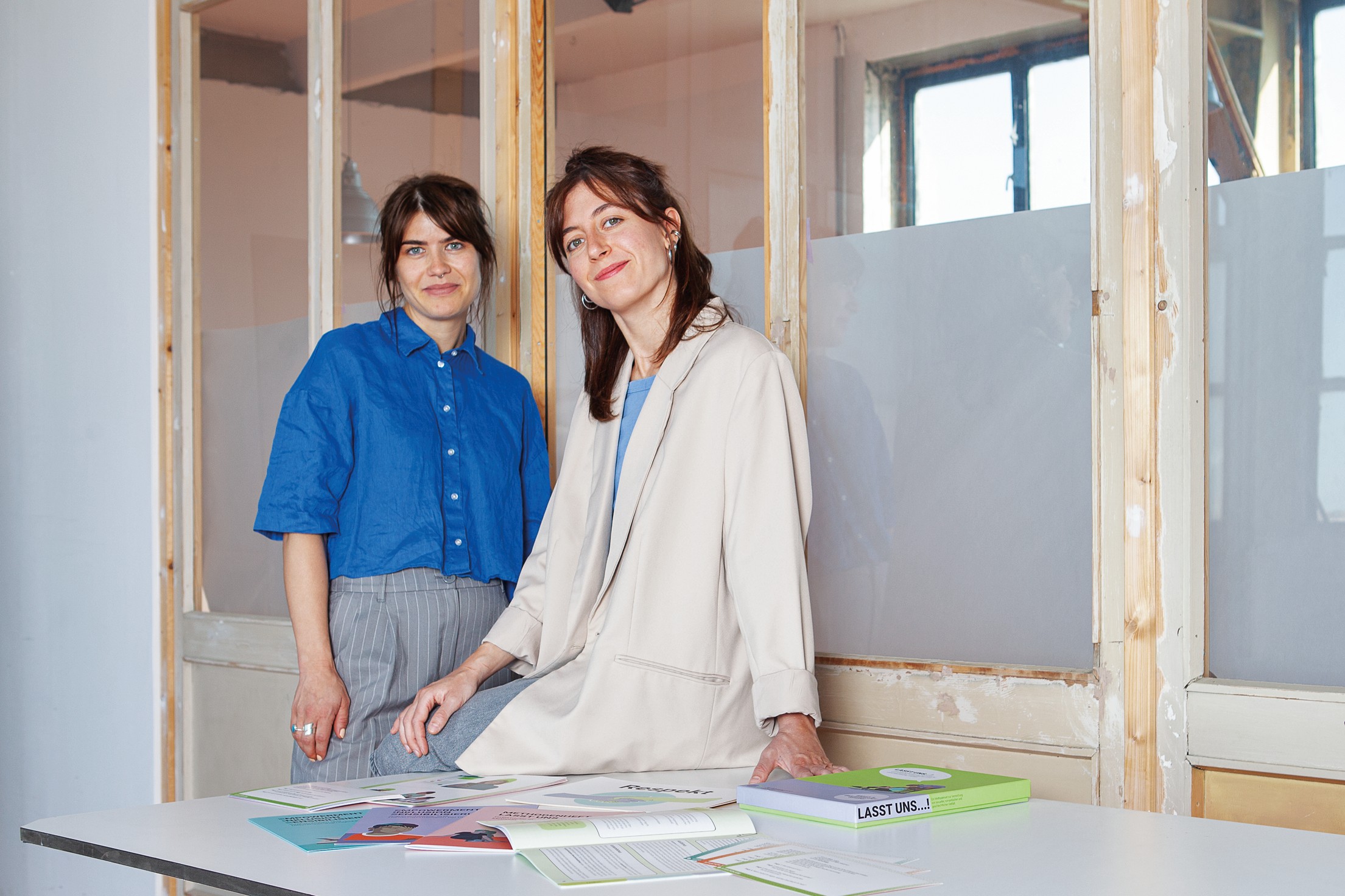   »Schulklassen sind nur im Alter homogen« | Julika Prantner-Weber und Pauline Seuß wollen pädagogische Fachkräfte in der Demokratiebildung unterstützen  