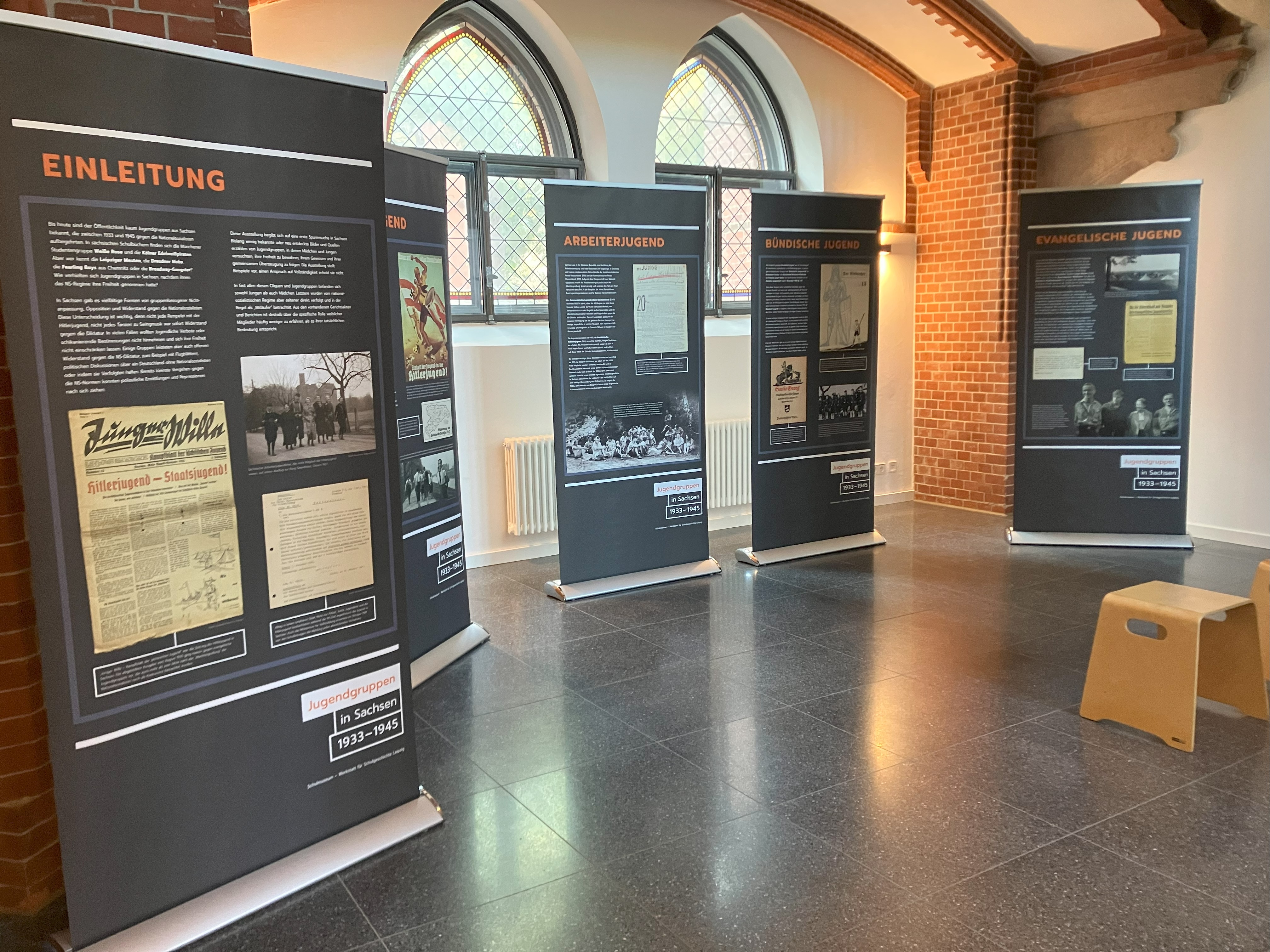  Sächsische Jugend unterm Hakenkreuz | Die Wanderausstellung des Schulmuseums macht Halt im Westkreuz  