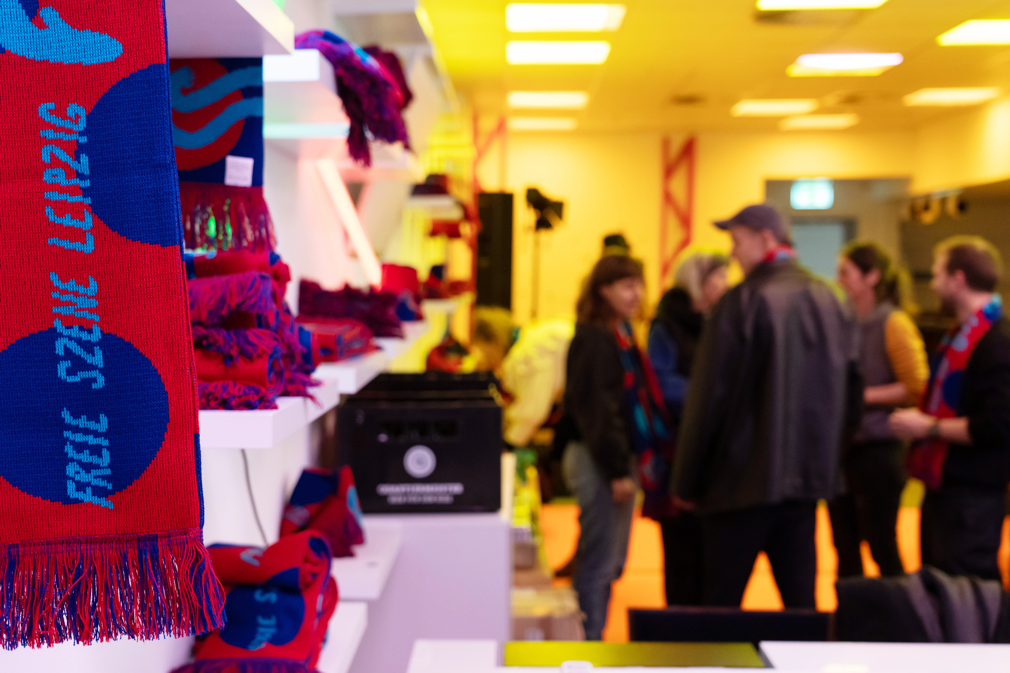   Fanschals für alle! | Die Freie Szene Leipzig hat einen Fanclub gegründet, der zurzeit im Hauptbahnhof gastiert  