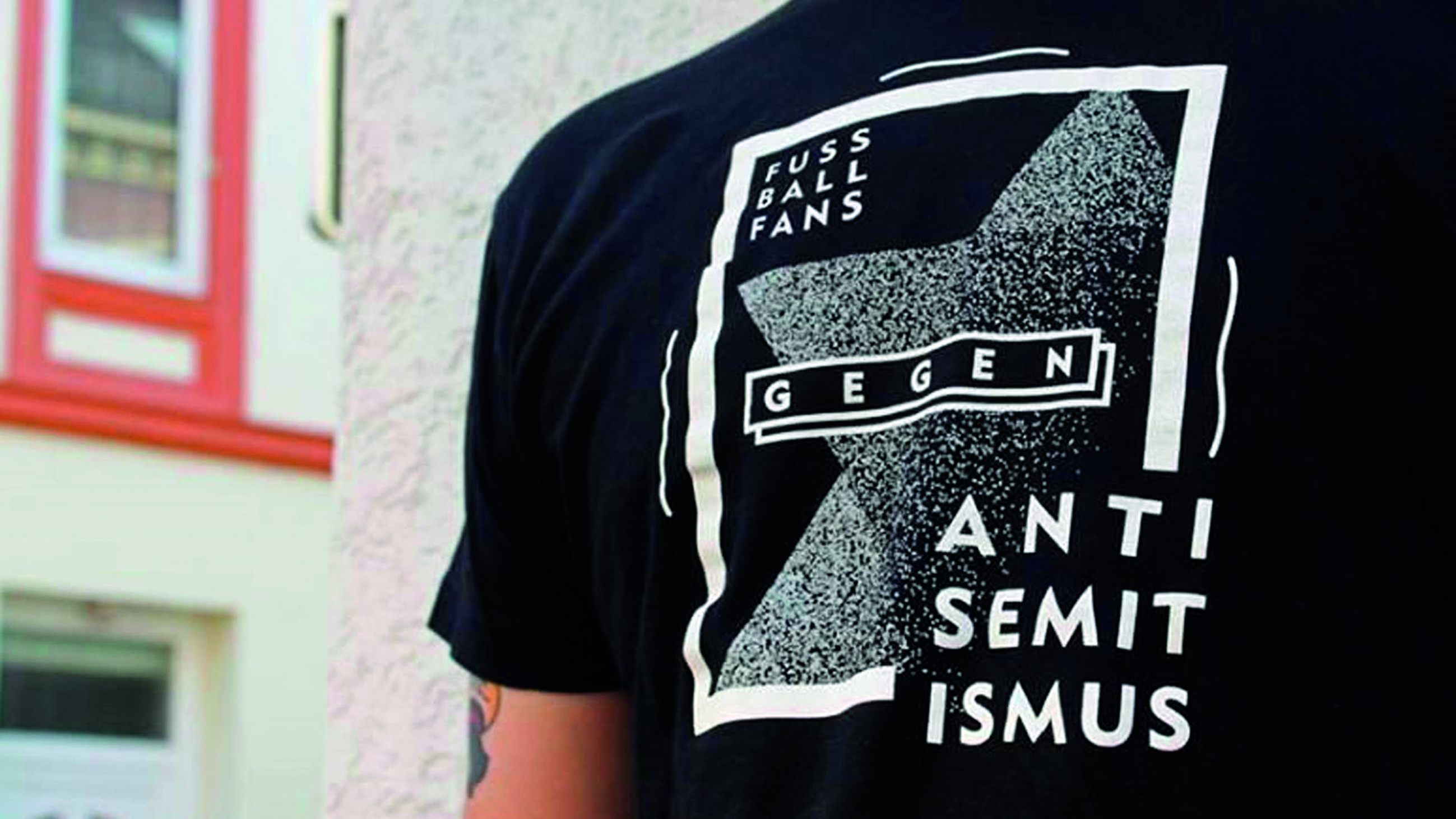   Zwischen antisemitischem Grundrauschen und Solidarität | Ruben Gerczikow und Monty Ott kommen mit ihrem Buch über jüdische Lebenswirklichkeiten im Fußball ins Conne Island  