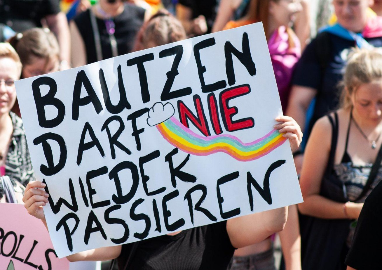   Queer im Visier | Die extreme Rechte agitiert weiterhin gegen CSDs. Der Bautzen-Moment fiel aus. Ein erstes Resümee über die Lage im Osten  