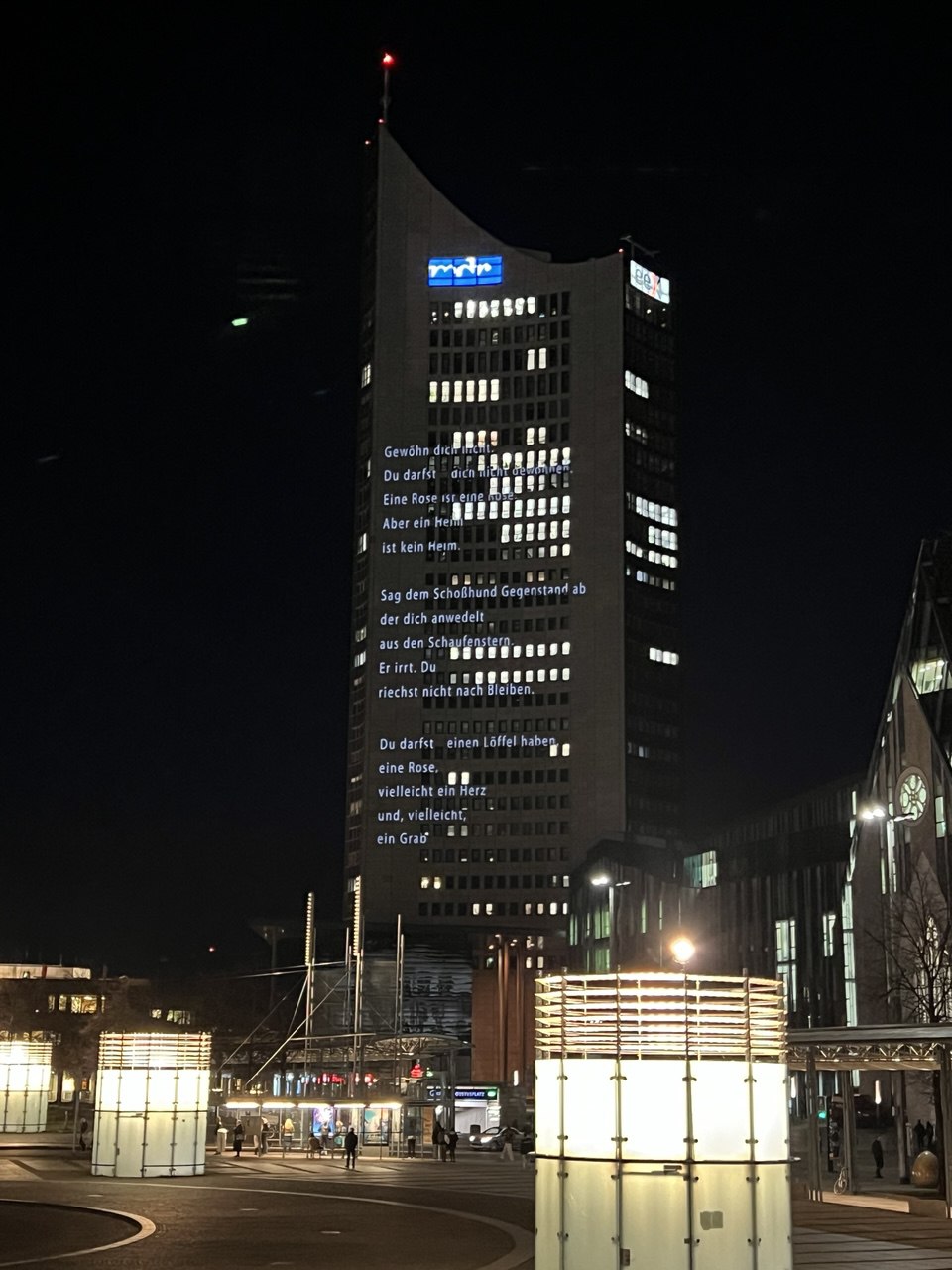   »Gedichte gehören in die Öffentlichkeit« | Am Uniriesen setzt sich ein Lyrikprojekt mit Flucht und Zuflucht auseinander  