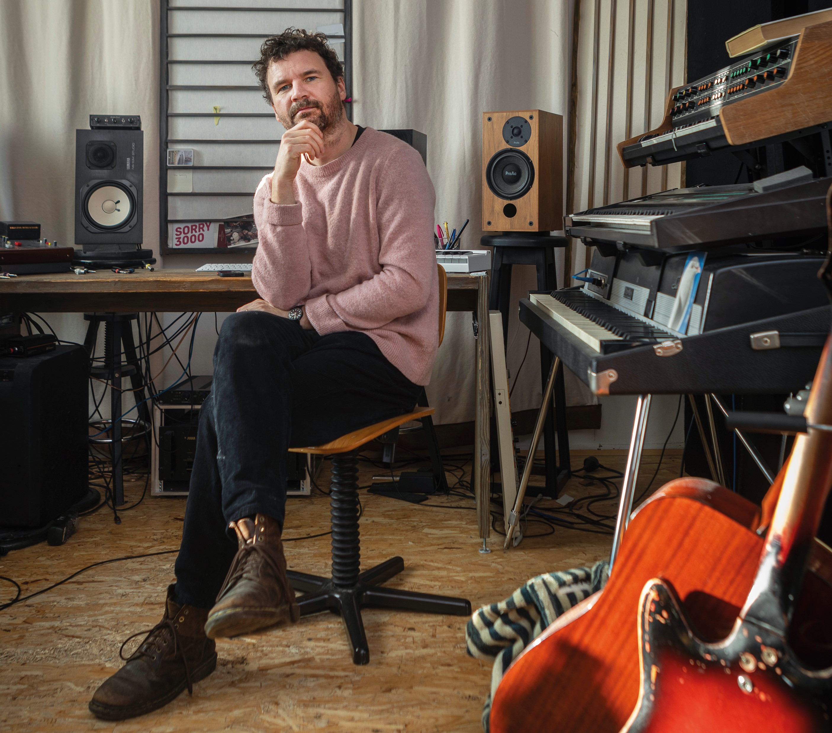   »Ich unterhalte mich total gerne mit Leuten« | Musiker Florian Sievers aka Das Paradies über sein Studio als Refugium, ungesunden Perfektionismus und seine Freude am Uneindeutigen  