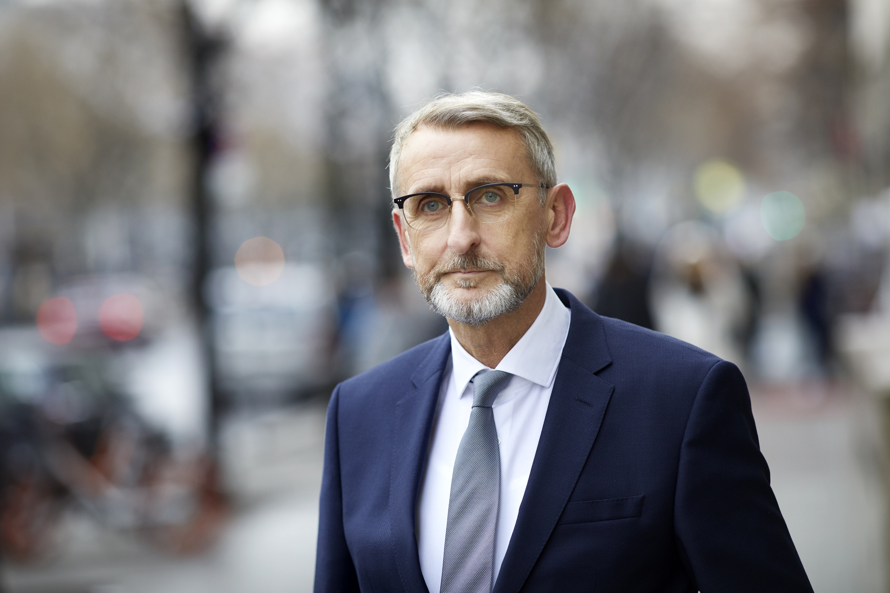   Palantir: Hinter verschlossenen Türen | Will Sachsens Innenminister Armin Schuster die Polizei mit der umstrittenen Software von Palantir ausstatten?  