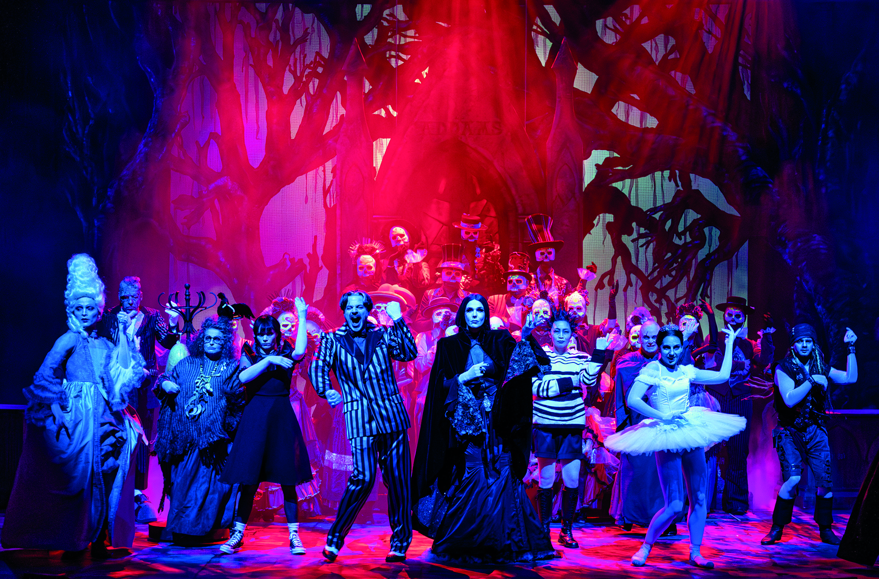   Wundervolle Wurzelbehandlung | »The Addams Family« entfaltet gesellschaftliche Bindekräfte – in zu kleinem Saal  