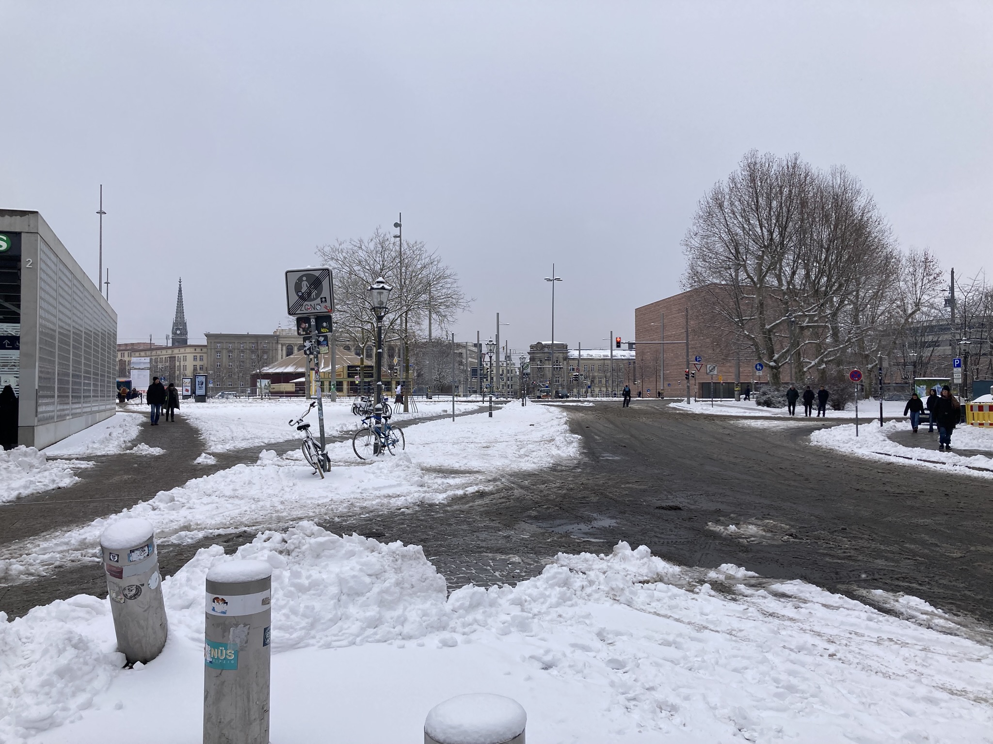   Freie Fahrt nur für Autos | Der Schneefall in Leipzig schränkt vor allem Menschen ohne Autos ein  