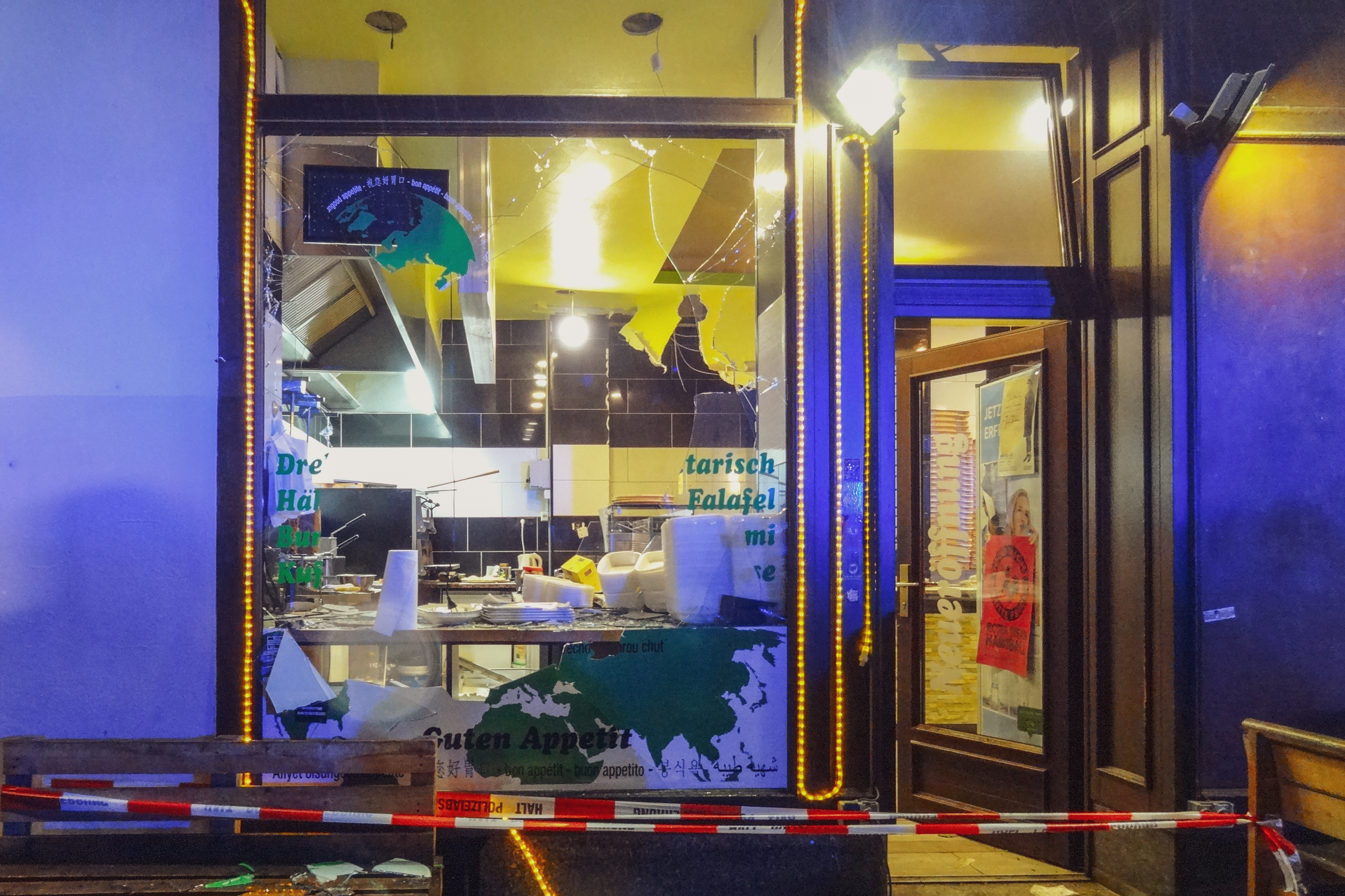   Zehn Jahre Überfall auf Connewitz | Über 200 Neonazis und rechte Hooligans hinterließen 2016 eine Spur der Verwüstung. Bis heute sind viele Fragen offen.  