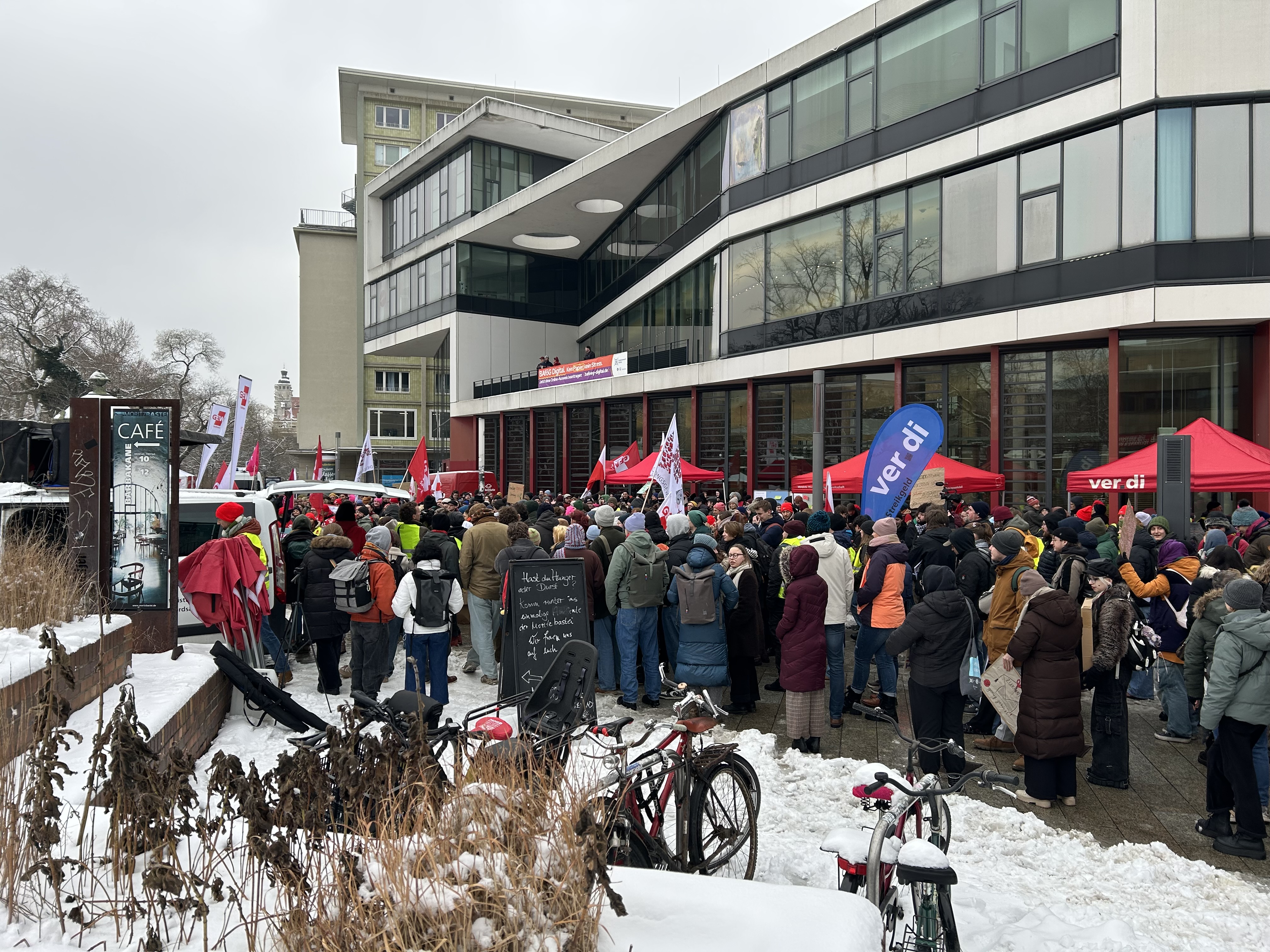   Genug ist genug | Beschäftigte protestieren gegen geplante Kürzungen an der Universität Leipzig.  