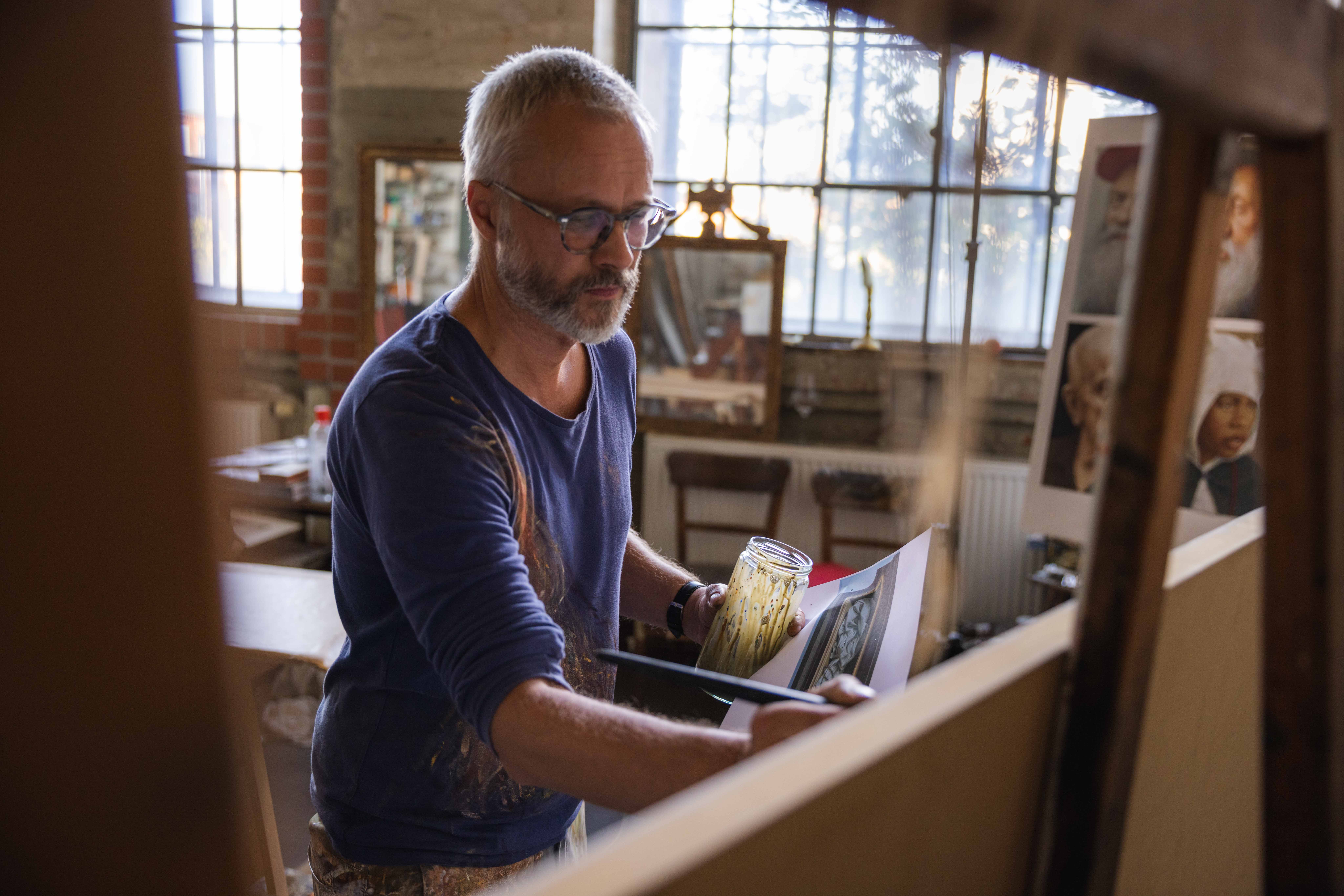   Sünde Eitelkeit | Die Doku »Triegel trifft Cranach« schaut dem Maler Michael Triegel über die Schulter – das Premierenpublikum will vor allem gesehen werden  