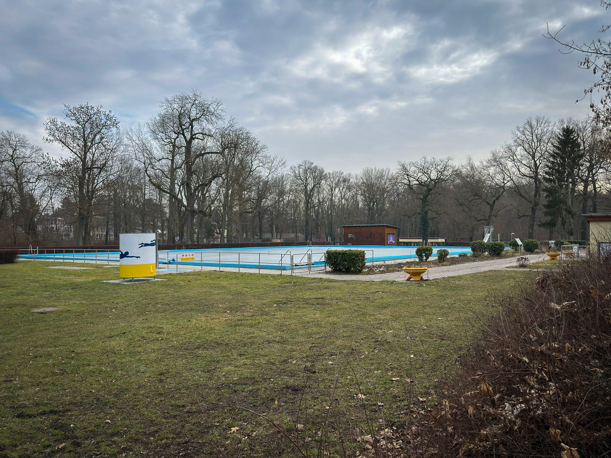   Einsam in der Großstadt | Junge Menschen fühlen sich seit der Corona-Pandemie immer noch besonders einsam  