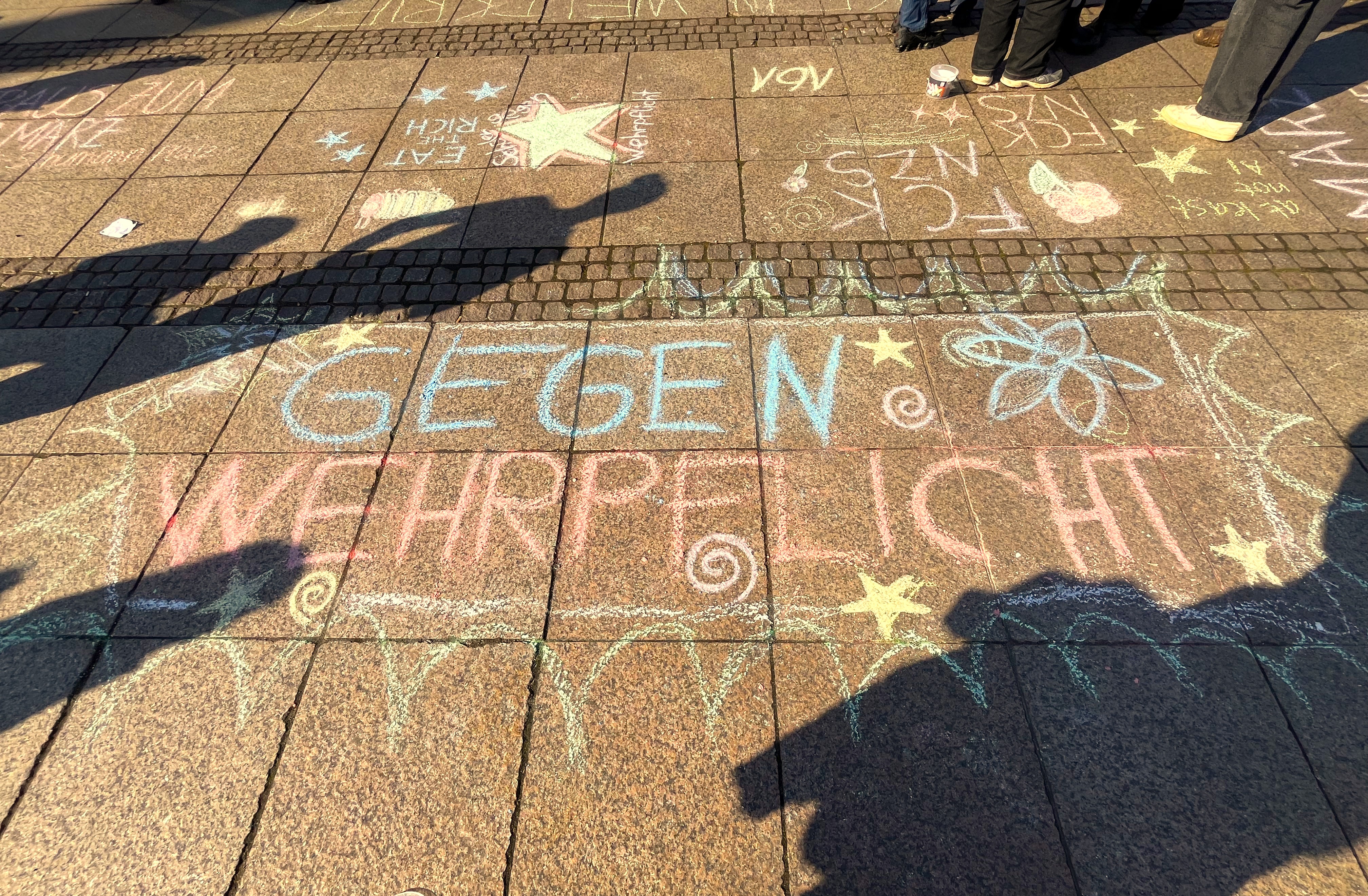   Angst vor der Wehrpflicht | Schülerinnen und Schüler streikten am Donnerstag gegen den Neuen Wehrdienst  