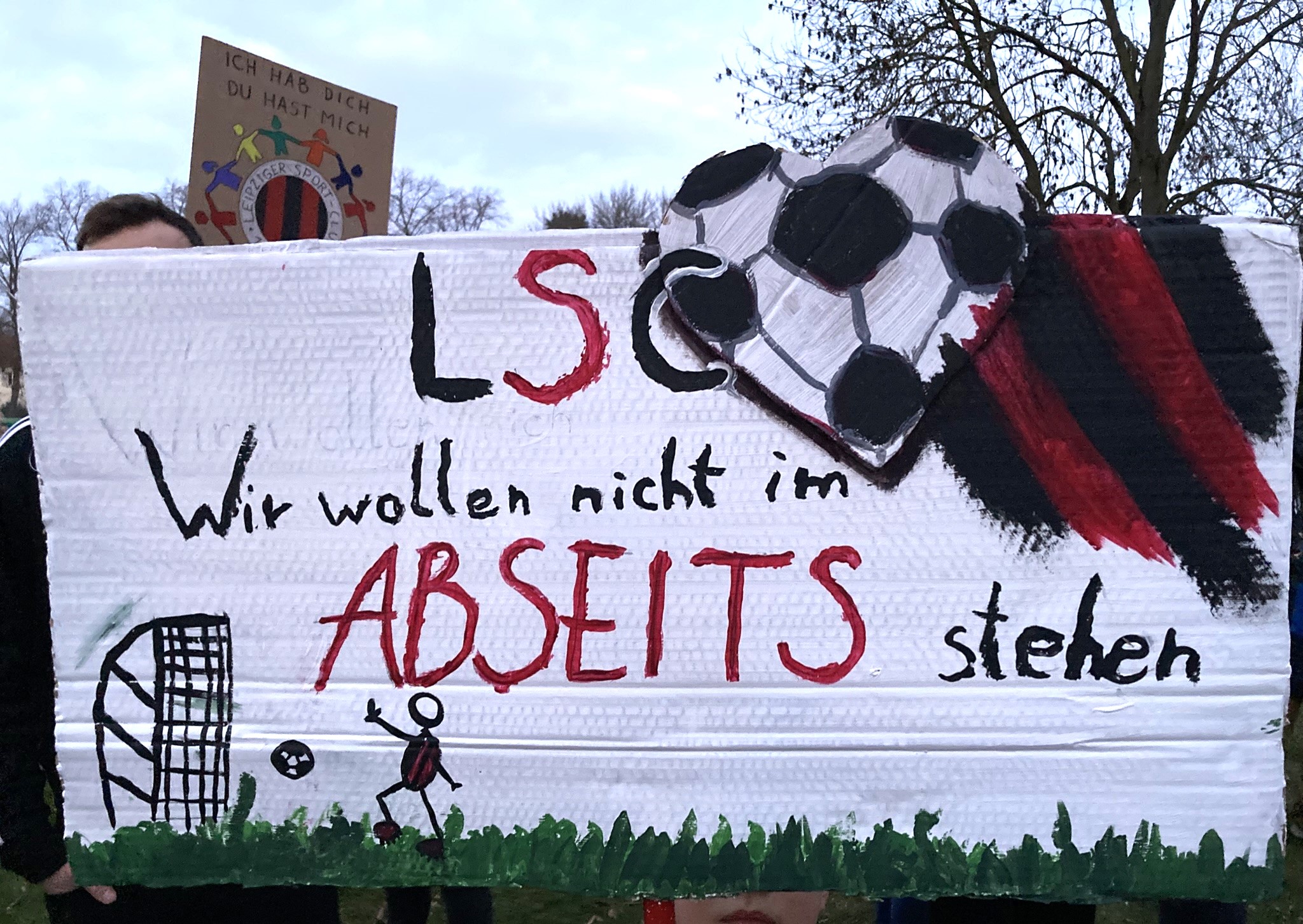   Solidaritätsdemo mit dem LSC in Schleußig | Mehrere hundert Menschen zeigten am Donnerstagabend ihre Unterstützung für den Sportverein  