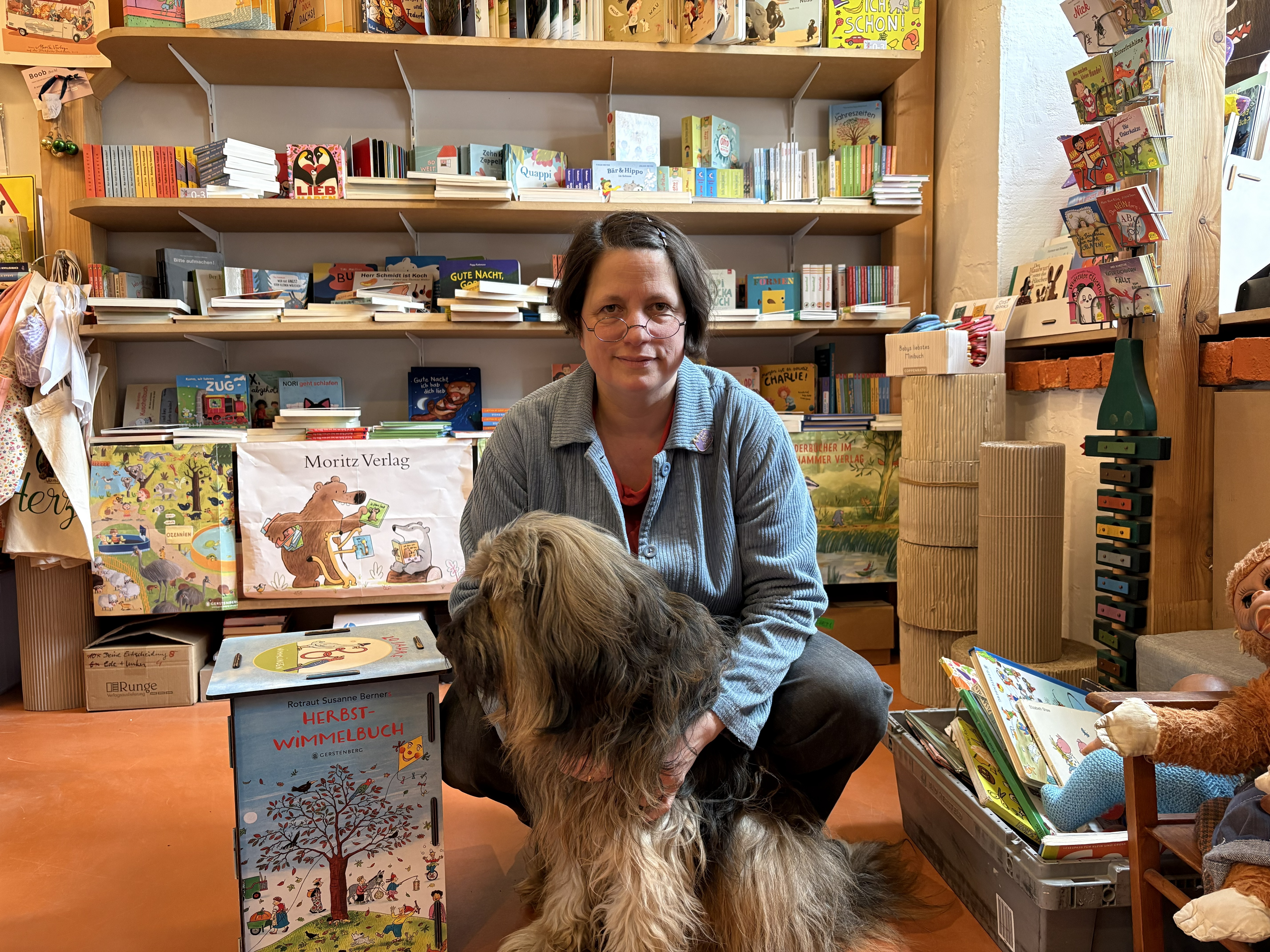   Wo Literatur Haltung zeigt | Turbulenzen im Literaturbetrieb: Die Leipziger Kinder- und Jugendbuchhandlung »Serifee« wird mit dem deutschen Buchhandlungspreis ausgezeichnet  