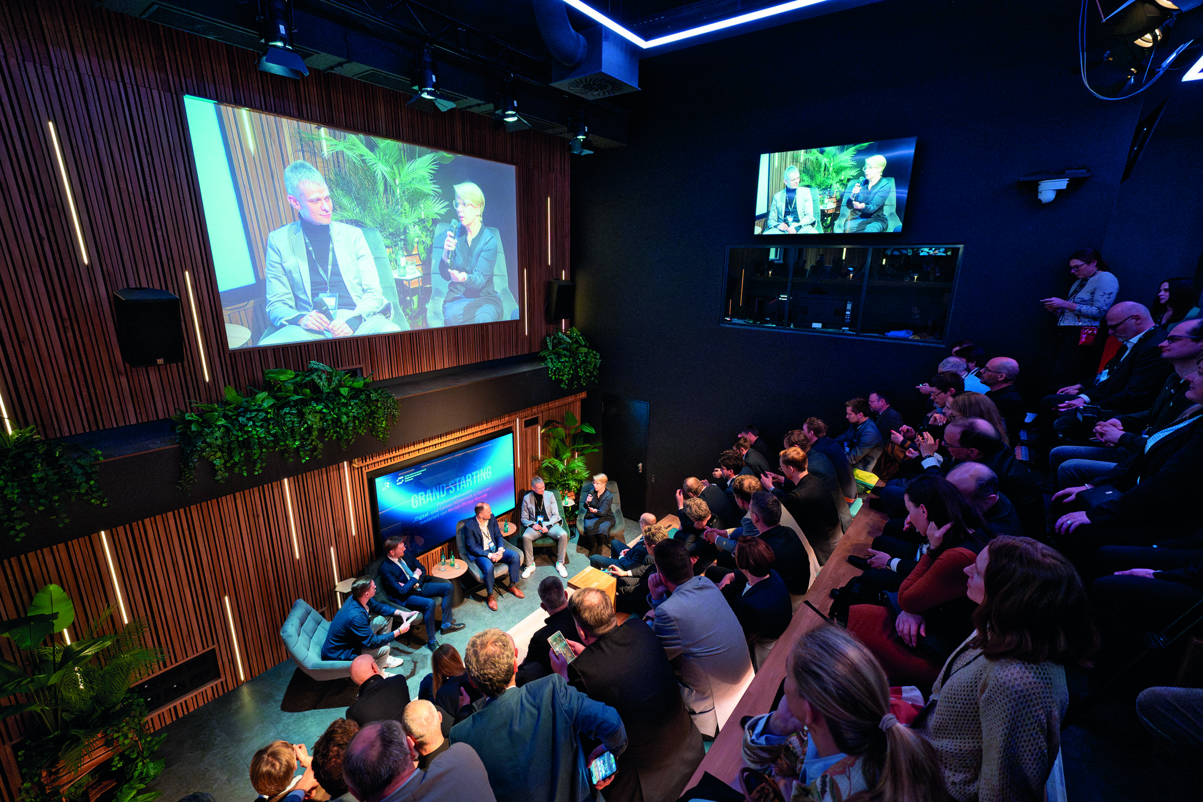   Das Gaminghaus sieht fertig aus | Nach langem Warten eröffnet das R42. Sogar Michael Kretschmer freut sich  