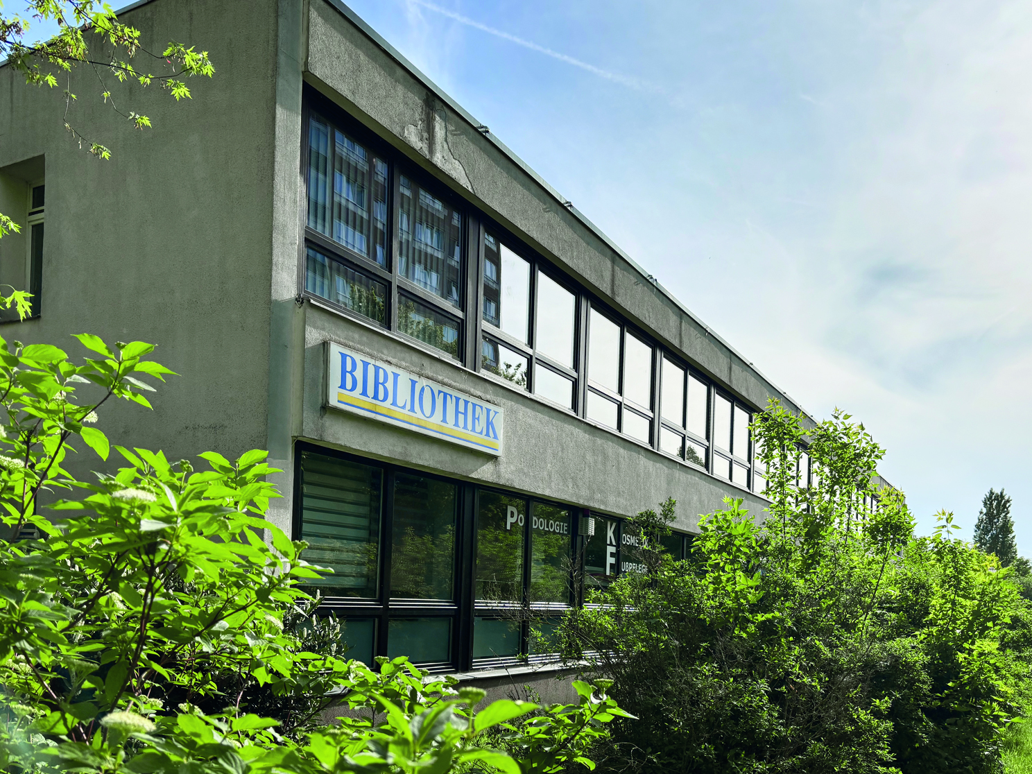   Leuchtturm zwischen Hochhäusern | Grünau hat drei Stadtteilbüchereien – die eigentlich zusammengelegt werden sollen  