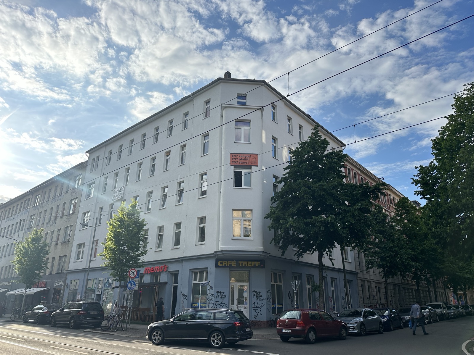   Home Sweet Eisi | Die Hausgemeinschaft der Eisenbahnstraße 97 hat den Kampf gegen die Entmietung gewonnen  