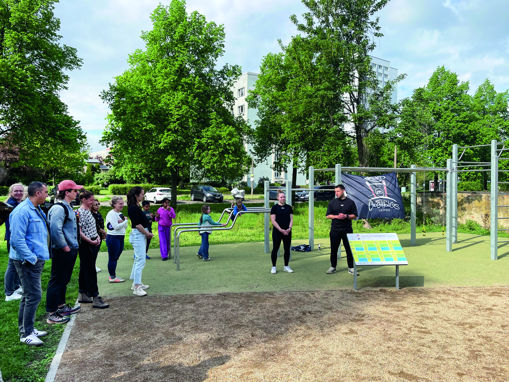   Andrang! | In Mockau gibt es einen neuen Outdoorsportplatz und einen sozialen Treffpunkt  
