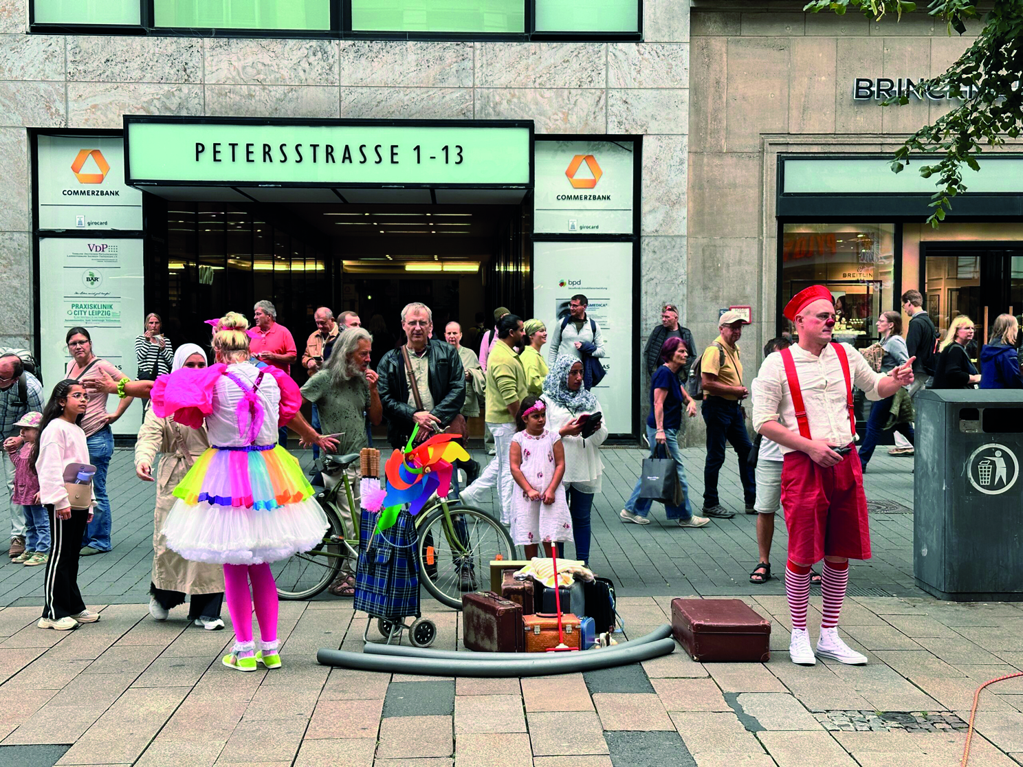   Asphaltspektakel | Die Straßentheatertage gehen in die Fläche und setzen auch dem Alltag im Osten und Westen der Stadt den Clownsriecher auf  