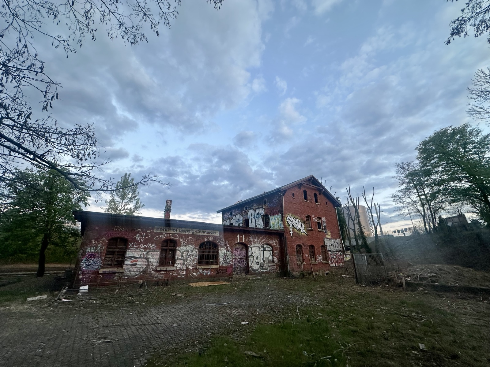   Neue Pläne für den Connewitzer Bahnhof | Am alten S-Bahnhof sollen Mikroapartments und ein Supermarkt entstehen  