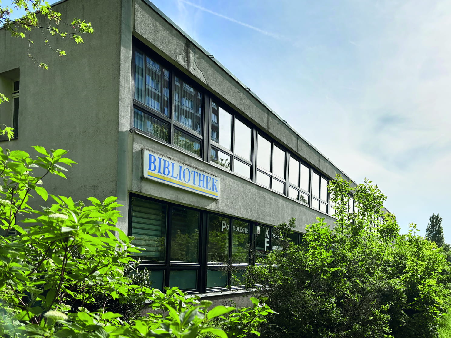   Leuchtturm zwischen Hochhäusern | Grünau hat drei Stadtteilbüchereien – die eigentlich zu einer zusammengelegt werden sollen  